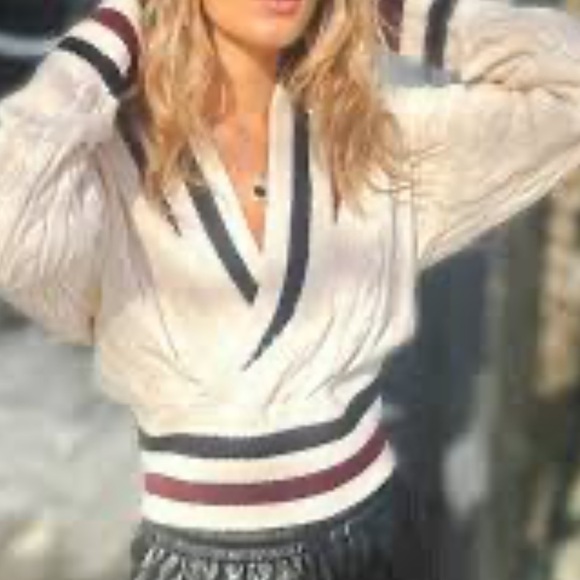 New Steve Madden V-Neck Sweater in Cream with Black and Burgundy Stripes size M - Picture 8 of 11